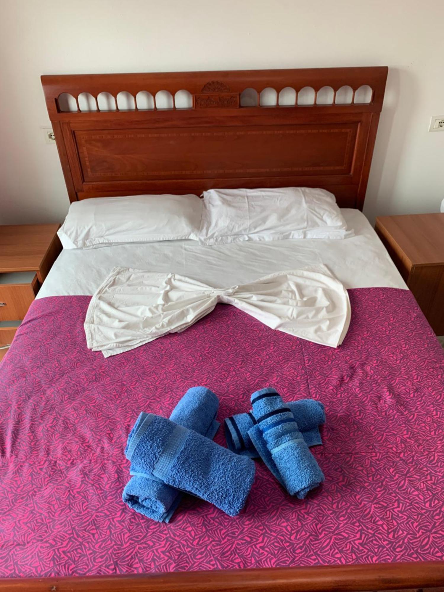 Risus Hotel Golem  Eksteriør billede