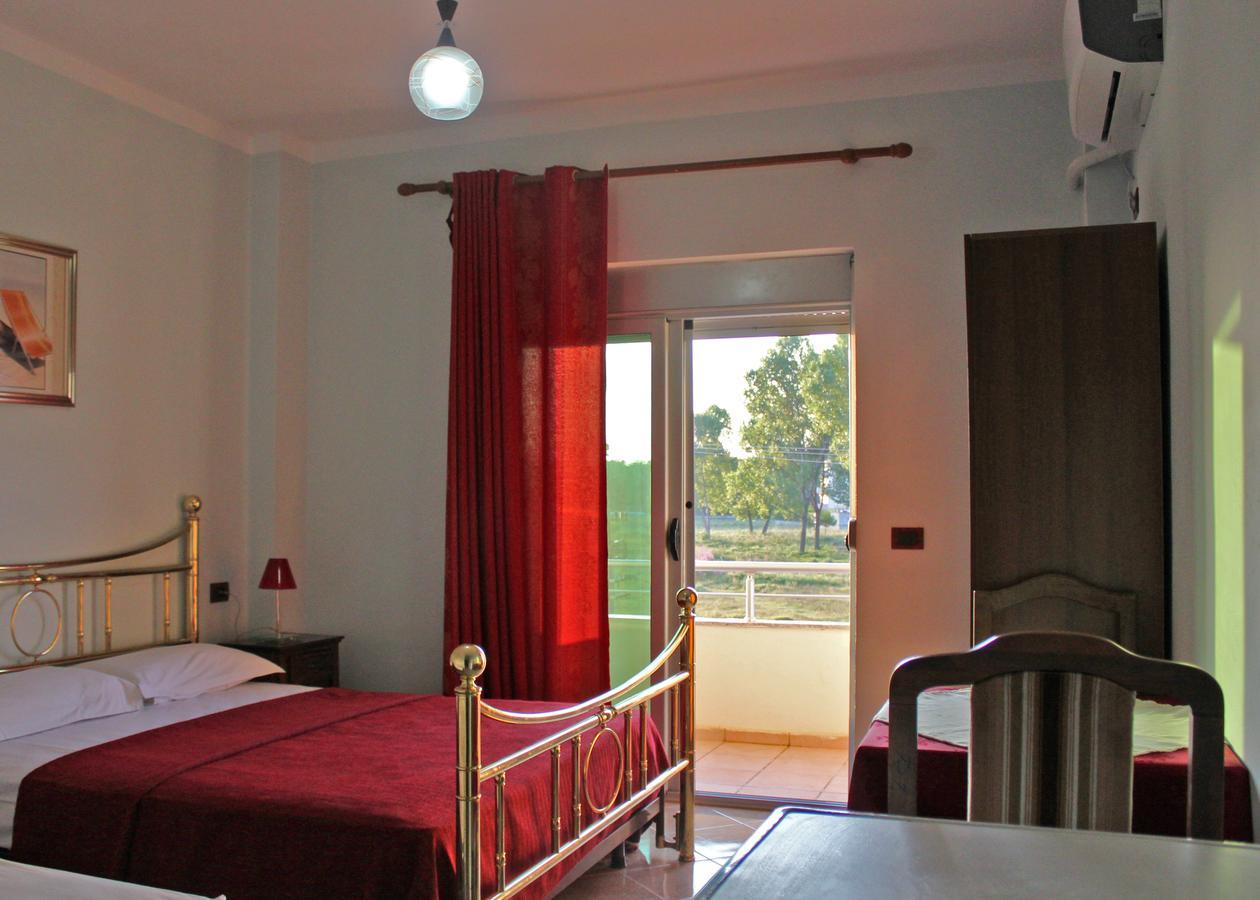 Risus Hotel Golem  Eksteriør billede