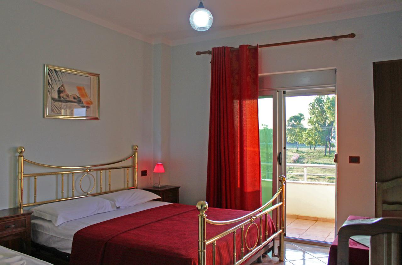 Risus Hotel Golem  Eksteriør billede